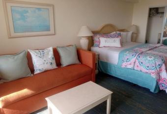 Cute decor centrally located beachy condo allows 18 year olds to book a room