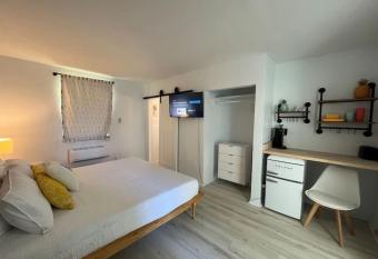 Lovely one bedroom with parking on premise allows 18 year olds to book a room