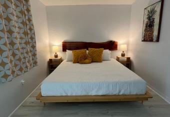 Adorable studio newly renovated with parking allows 18 year olds to book a room