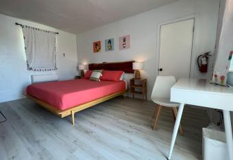 Lovely studio unit with free parking on premises allows 18 year olds to book a room