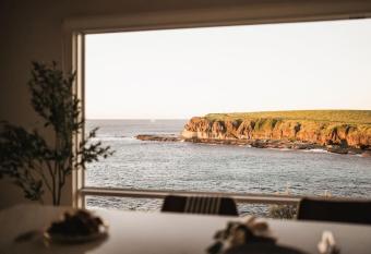 42 Loves Bay 5 Bedroom Sea cliff View House with Pool allows 18 year olds to book a room