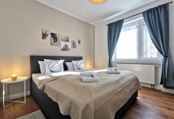BohnApartments Paulina Design-Apartment mit Balkon - WLAN - N  he Petersberg - Domplatz allows 18 year olds to book a room