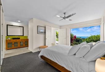 Luxury Holiday Home with Ocean Views has Balcony rooms