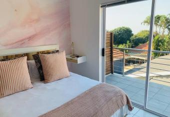 Sienna   s Seaview Guest Cottage has Balcony rooms