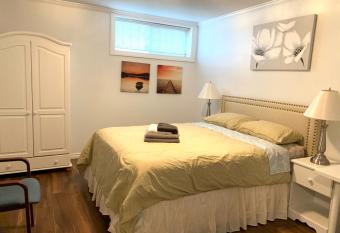 MARY's COZY Room Near YVR UBC DOWNTOWN has Balcony rooms