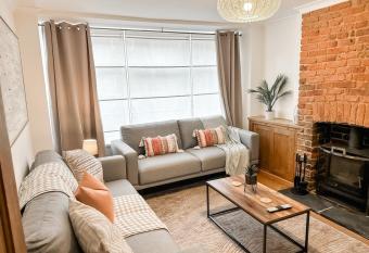 NEW! 3 Bedroom House 10 mins to town centre with garden patio and BBQ allows 18 year olds to book a room