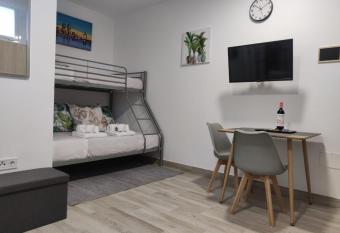 CASA PIR  MIDE 4 WIFI - Parking y Terraza Privada allows 18 year olds to book a room