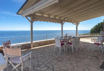 Villa Paradisio has Balcony rooms