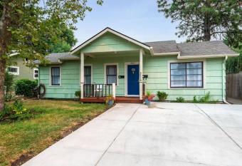 U Of O Home. Five Blocks to Campus has Balcony rooms
