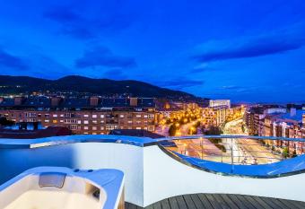 Hotel Nature Oviedo has rooms with a private hot tub