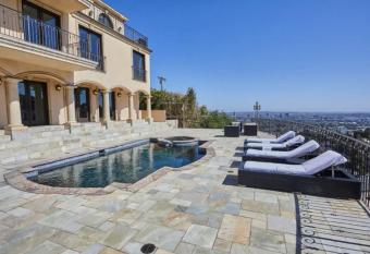 Tuscan Style Villa With Panoramic Views has rooms with a private hot tub