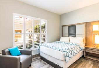 Sea Esta Studio I - Ideal for Couples! allows 18 year olds to book a room