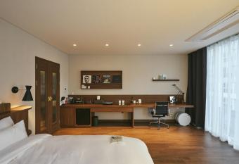 Good Ol  Days Hotel has rooms with a private hot tub