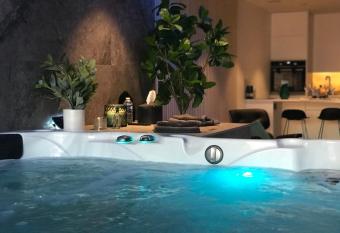 L   ODYSS  E SPA has Balcony rooms