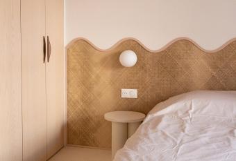 b  ti b  ti : Appartement avec terrasse allows 18 year olds to book a room