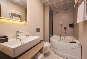 Operla Airport Hotels, Trademark Collection by Wyndham has rooms with a private hot tub