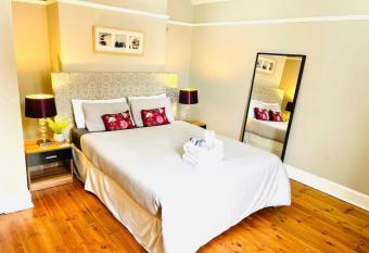 LEITH WALK VILLA budget guest house has rooms with a private hot tub