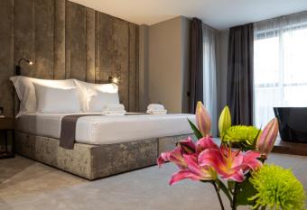 Abrazo Sofia Hotel by HMG has rooms with a private hot tub