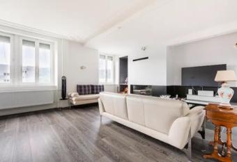 Maison de maitre has Balcony rooms