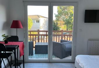 Studio L  ge Bourg au calme, en plein centre ville,    10min des plages oc  anes allows 18 year olds to book a room