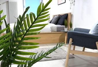 The Hidden Studio; Comfy & close to the Lake allows 18 year olds to book a room