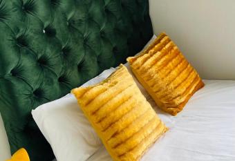 Homelinks in Jewel City allows 18 year olds to book a room