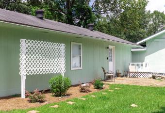 Cozy King Suite Cottage has Balcony rooms