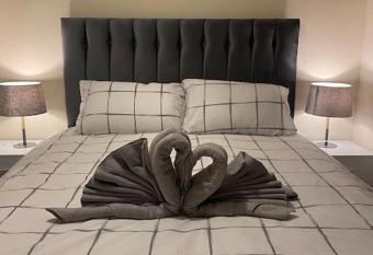 3 bedroom home-inverkeithing allows 18 year olds to book a room