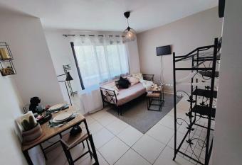 Studette- M  tro R  publique-Proche LYON Centre-Netflix allows 18 year olds to book a room