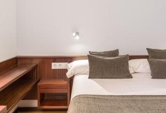 Hotel Emporda has rooms with a private hot tub