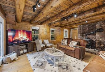 NEW!! Entire Log Home with *PRIVATE Hot Tub has Balcony rooms