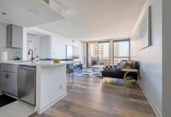 Amazing City View 1BR Condo Balcony Parking* has Balcony rooms