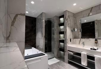 Wyndham Garden Baku has rooms with a private hot tub