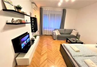 Apartment Helen - Old Town, AC allows 18 year olds to book a room