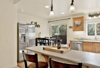 The Sugar Chalet #2171 by Big Bear Vacations has rooms with a private hot tub