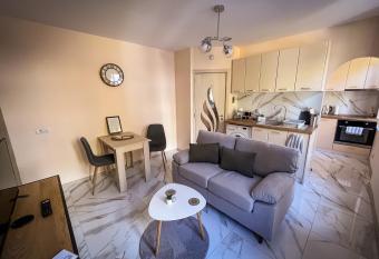 Cozy Apartment Tarnovo allows 18 year olds to book a room