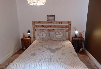 Appartement cosy avec son charme ancien. has Balcony rooms