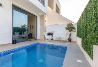 RH- 3BR villa with private pool and gaming room has Balcony rooms