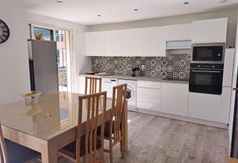 Superbe Rez-de-Jardin refait    neuf. has Balcony rooms