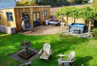 Log Cabin near Bath has rooms with a private hot tub