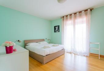 Yourbanflat Tiffany allows 18 year olds to book a room