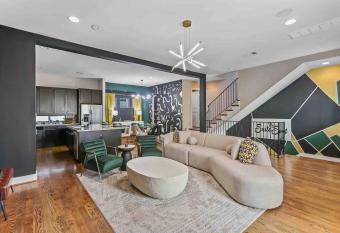 The Suite Spot III Downtown Lux Near Minute Maid has rooms with a private hot tub