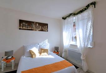 Aux bons amis allows 18 year olds to book a room