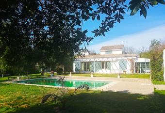 Near to city center of Sevilla. 3 nights minimum. has Balcony rooms