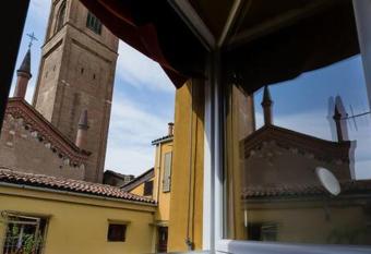CHARME Appartamento immerso tra le mura bolognesi allows 18 year olds to book a room