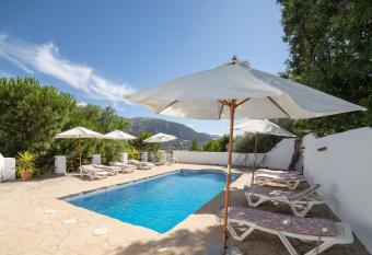 Secret garden rock pool retreat has Balcony rooms