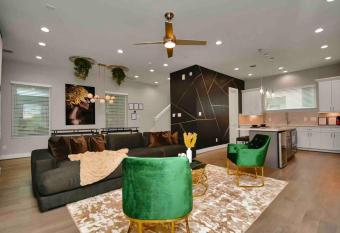 The Suite Spot II Downtown Houston has Balcony rooms