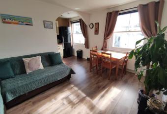 Lovely & bright 1 bedroom apartment near the beach allows 18 year olds to book a room