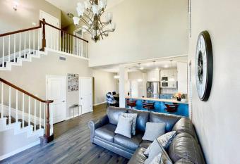 Modern and cozy house best location allows 18 year olds to book a room