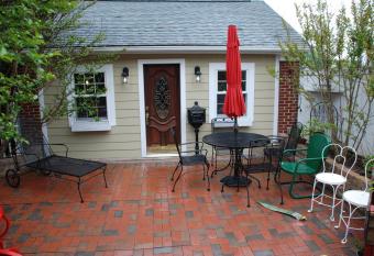 Blair's Vintage Apartment Nestled in Wine Country has Balcony rooms